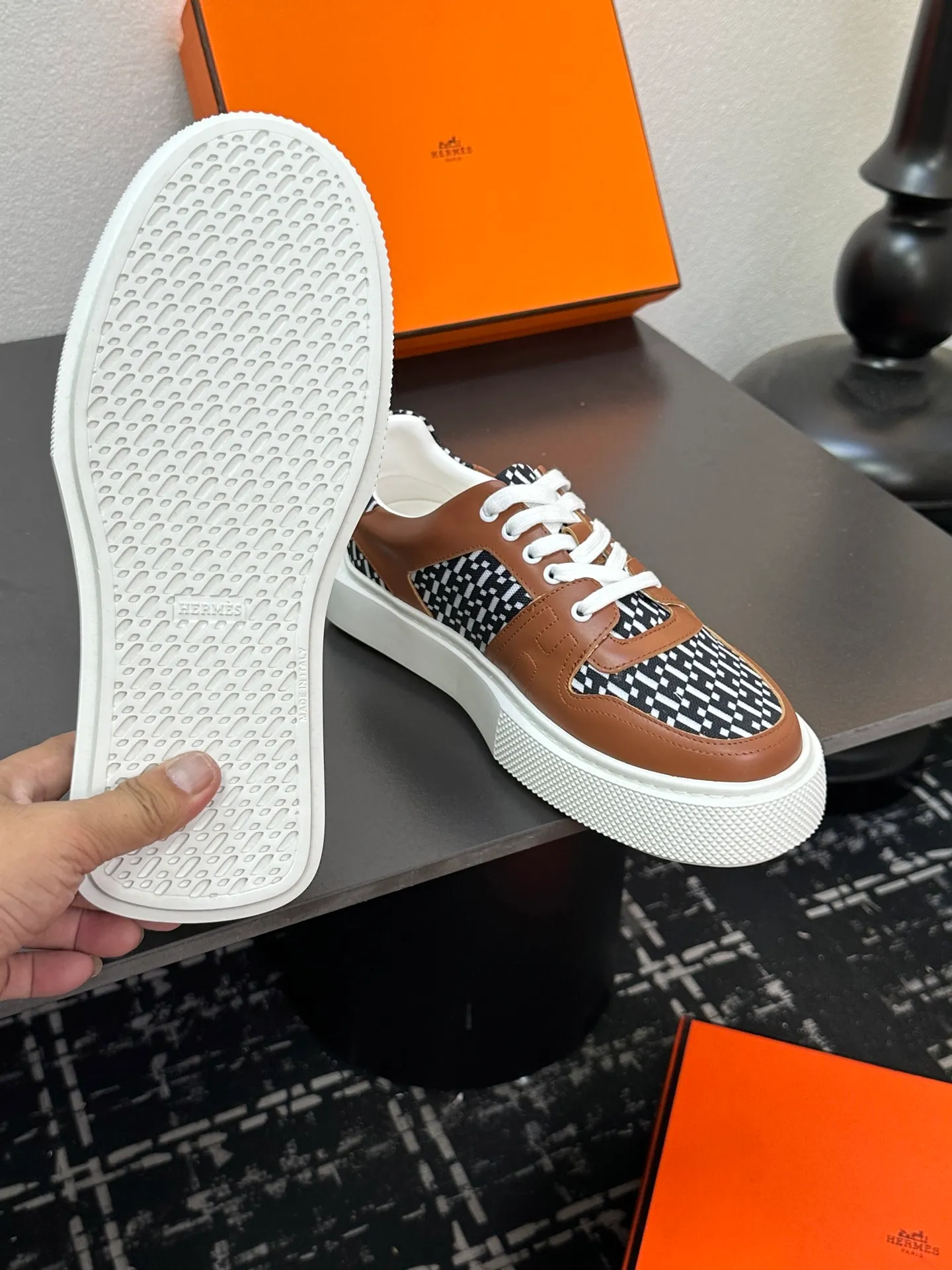 p700💰Men's shoes ❤️❤️Hermes top version# Hermès deep series couple's small white shoes casual skateboard shoes Stylish graphic design to create retro style Upper: cowhide material Lining: sheepskin lining Outsole: TPU outsole Size: 38-45